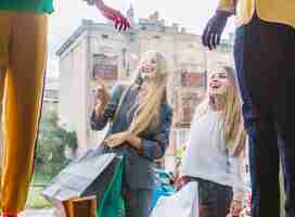 Photo gratuite les femmes debout à l'extérieur de la boutique