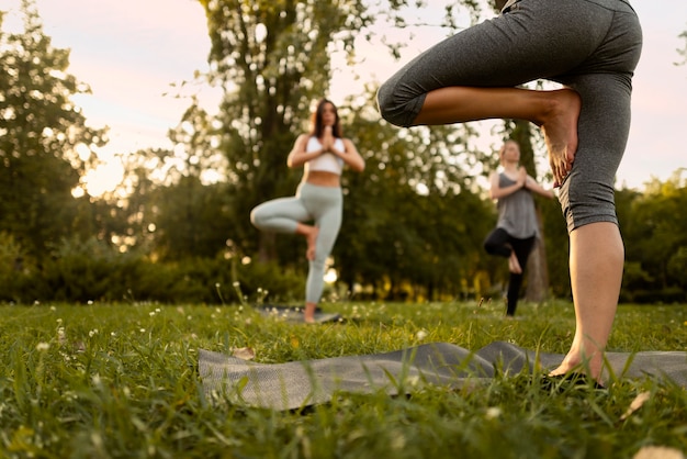 Photo gratuite femmes debout sur une jambe à faible angle