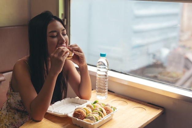 Les femmes déjeunent dans le train, les vacances, des idées de voyages.