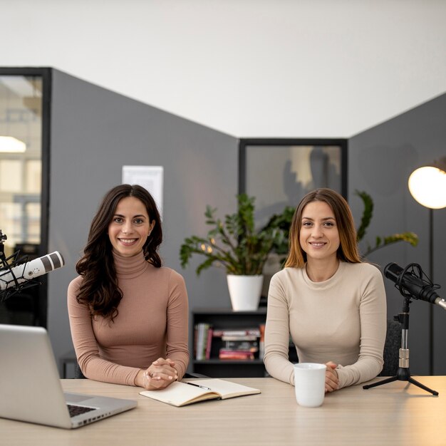 Femmes diffusant ensemble à la radio