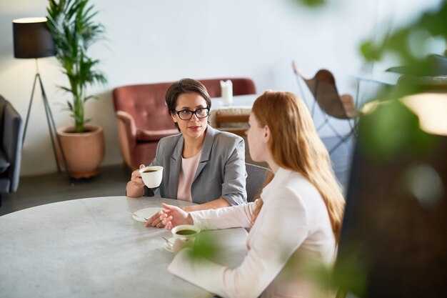 Femmes discutant au café