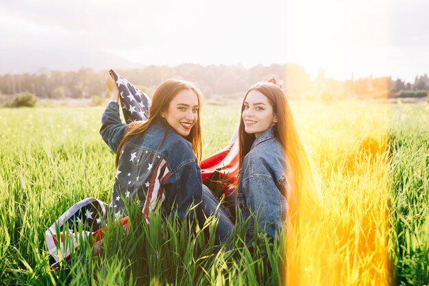 Femmes avec drapeau regardant la caméra