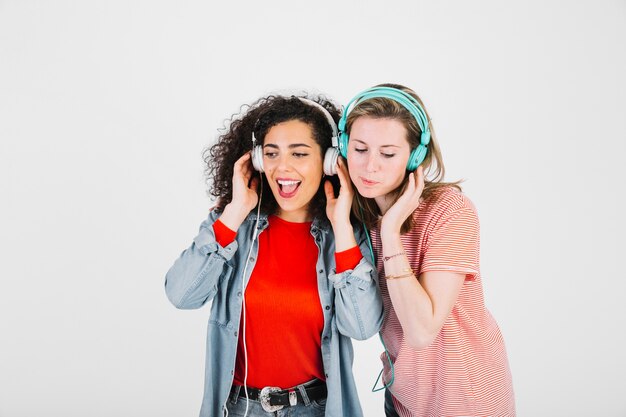 Femmes écoutant de la musique ensemble