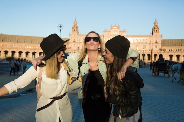 Photo gratuite femmes élégantes sur le carré