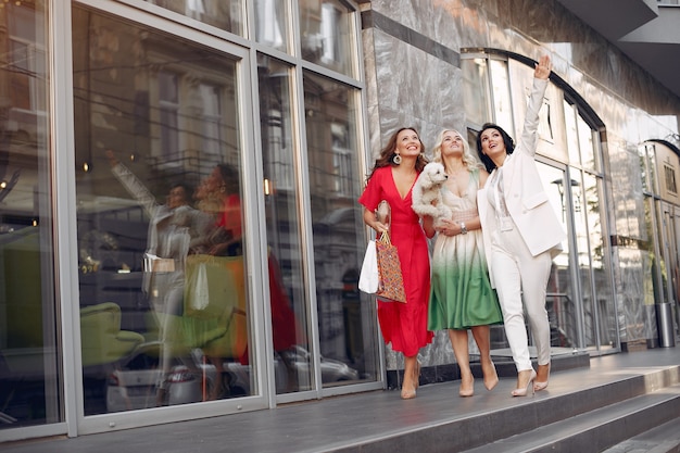 femmes élégantes avec des sacs dans une ville