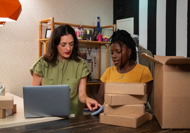 Femmes emballant des vêtements dans une friperie