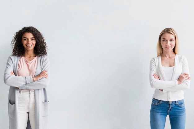 Femmes ethniques et blondes confiantes