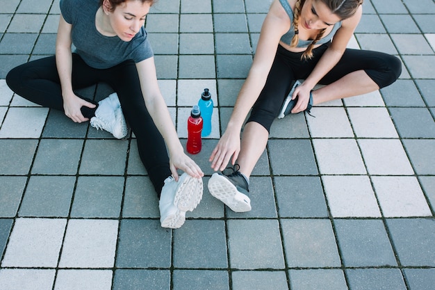 Photo gratuite femmes étirant les bras aux pieds