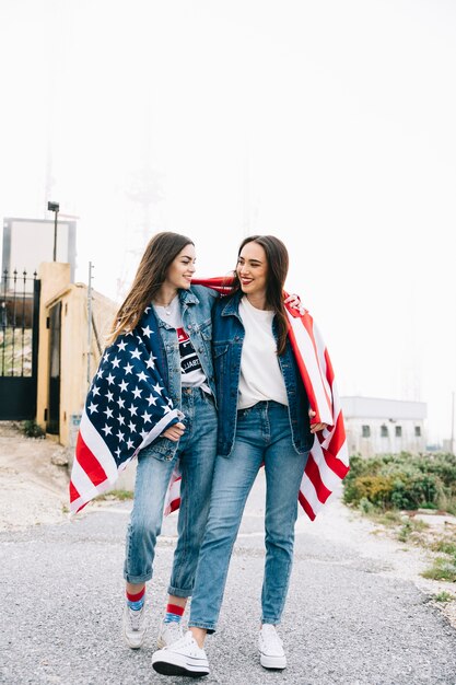 Femmes étreignant le 4 juillet