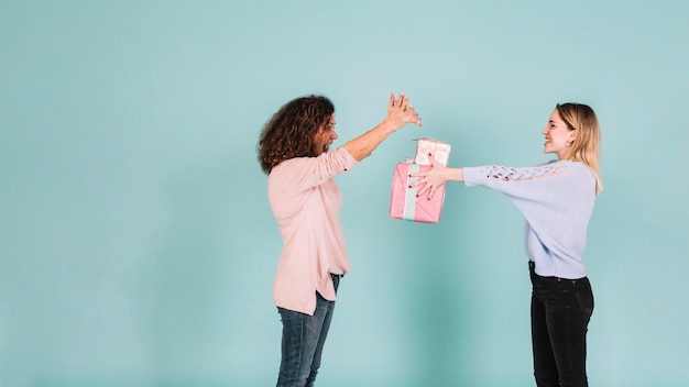 Photo gratuite femmes excitées avec des cadeaux