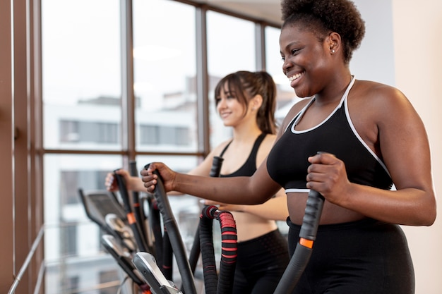 Photo gratuite femmes exerçant sur tapis roulant