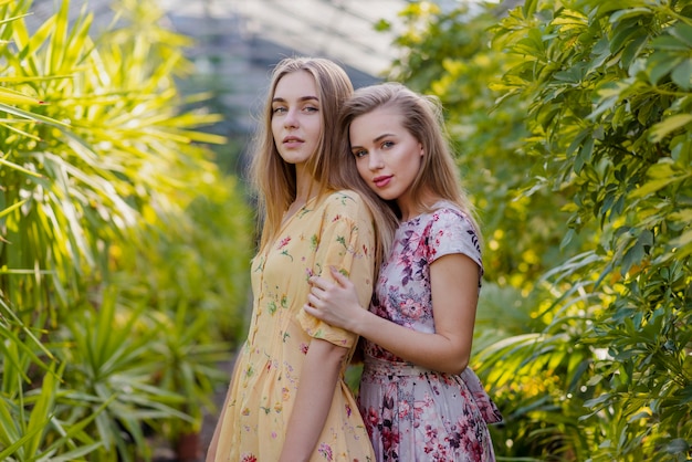 Femmes à faible angle posant au milieu du feuillage