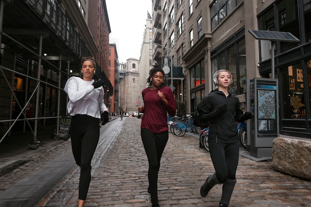 Femmes faisant du jogging ensemble