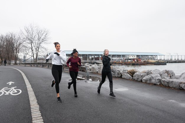 Femmes faisant du jogging ensemble