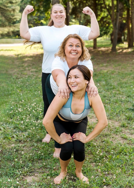 Photo gratuite femmes faisant du sport et s'amusant