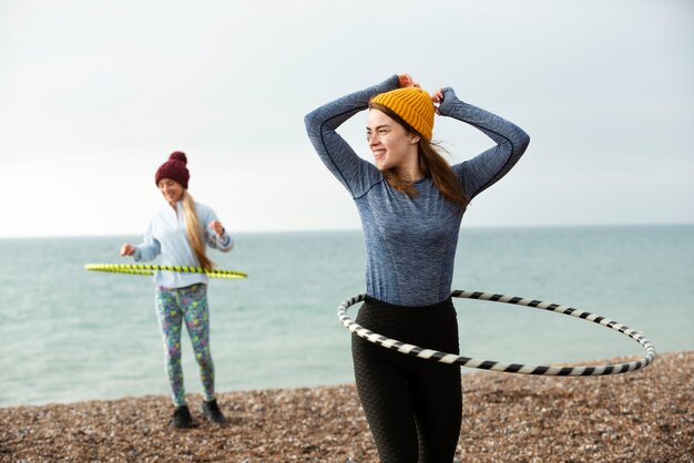 Femmes faisant de l'exercice avec un cercle de hula hoop