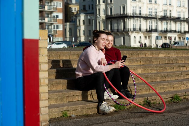 Femmes faisant de l'exercice avec un cercle de hula hoop