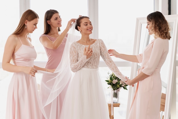 Photo gratuite femmes faisant des préparatifs pour le mariage