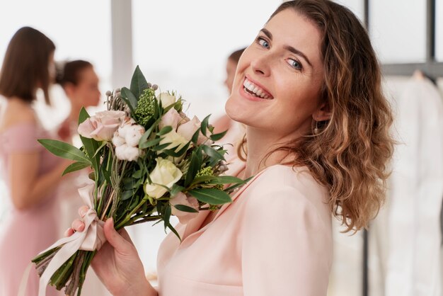 Femmes faisant des préparatifs pour le mariage