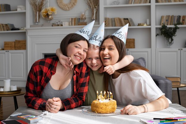 Femmes fêtant l'anniversaire de leur fille