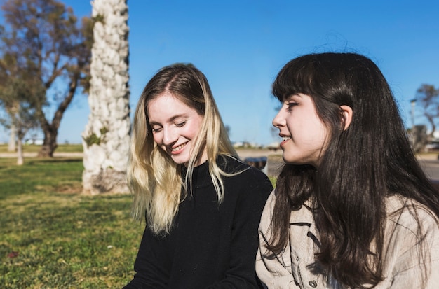 Femmes gaies au soleil sur la rue