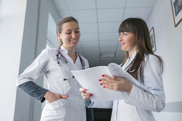 Femmes gaies médecins avec des documents