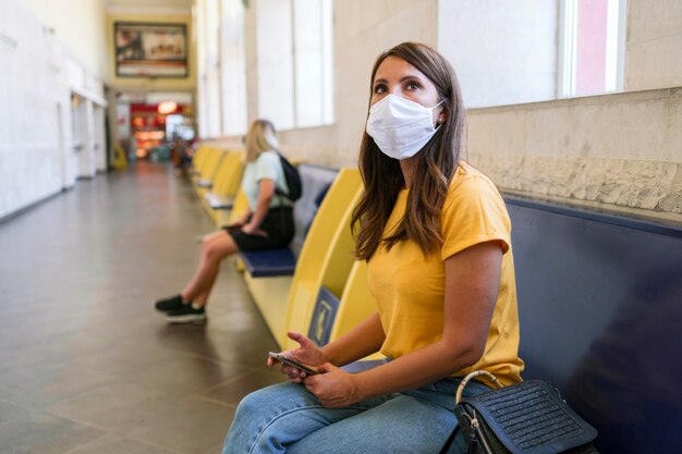 Les femmes gardant une distance sociale à la station de transport public