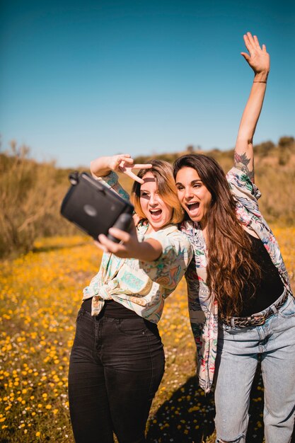 Femmes gesticulant et prenant selfie