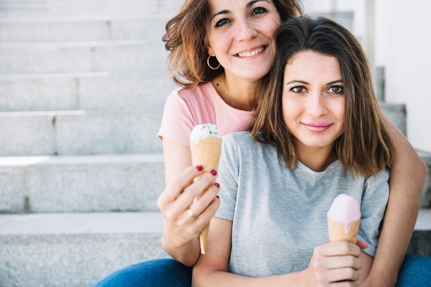 Femmes avec de la glace en regardant la caméra