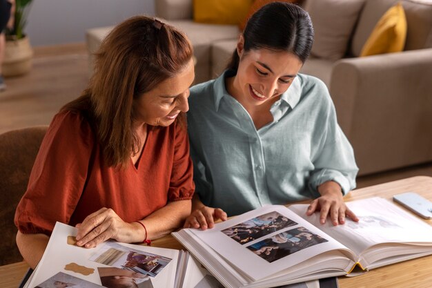 Femmes grand angle avec albums photos