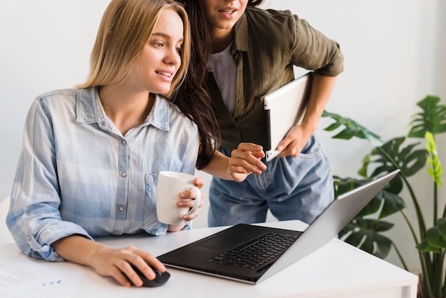 Femmes de grand angle au bureau