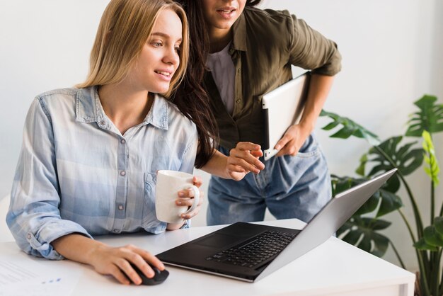 Femmes de grand angle au bureau