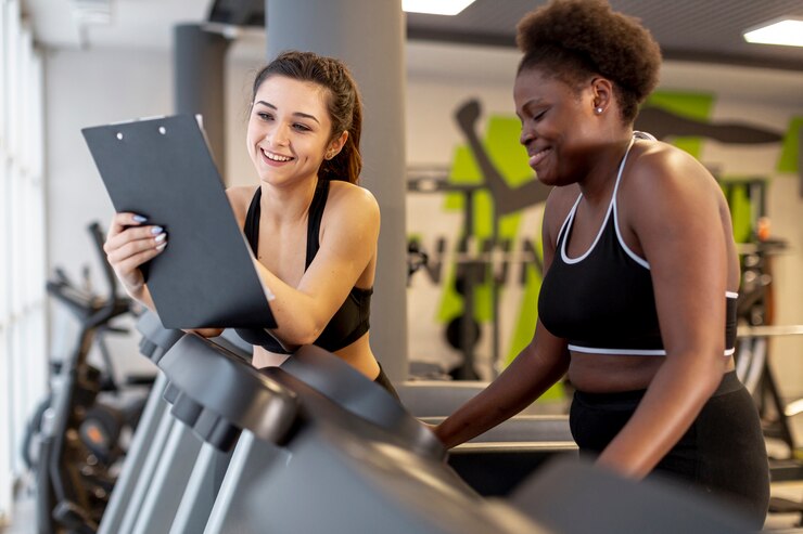 Photo gratuit femmes de grand angle au gymnase