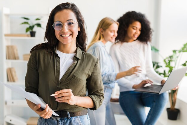 Femmes de grand angle au travail de bureau