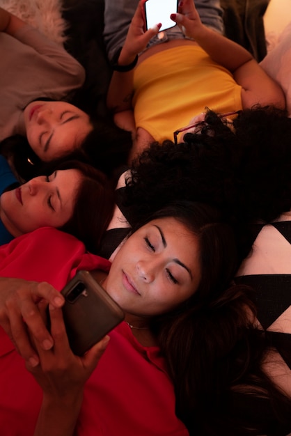 Femmes grand angle avec smartphones