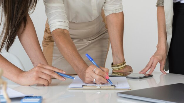 Femmes en gros plan travaillant ensemble sur un projet