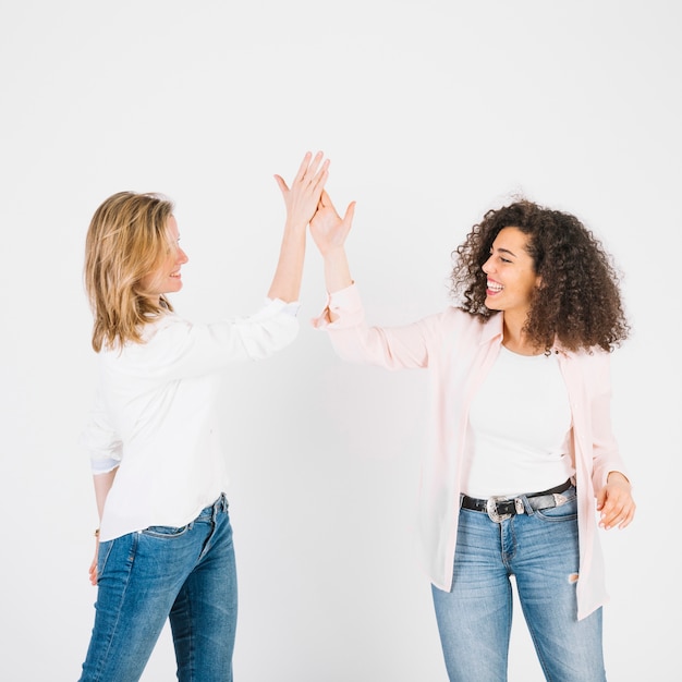 Femmes haut-fiving sur blanc