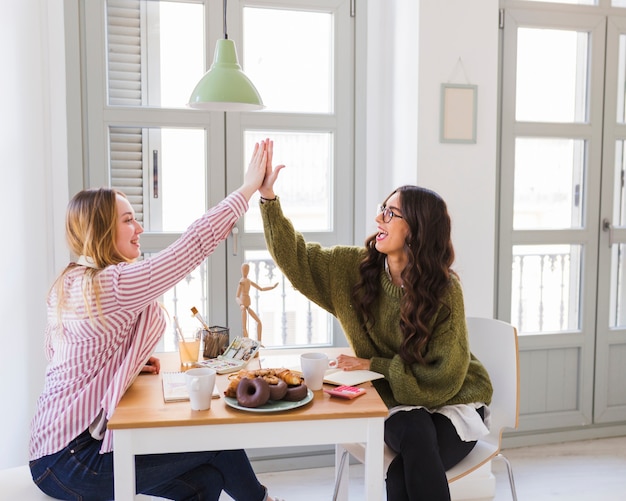 Femmes, haut-fiving, sur, table