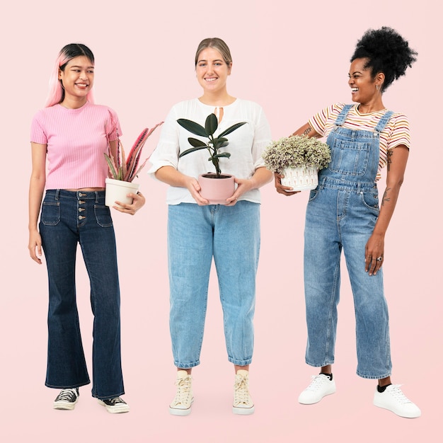 Les femmes heureuses aiment les plantes tenant des plantes d'intérieur en pot