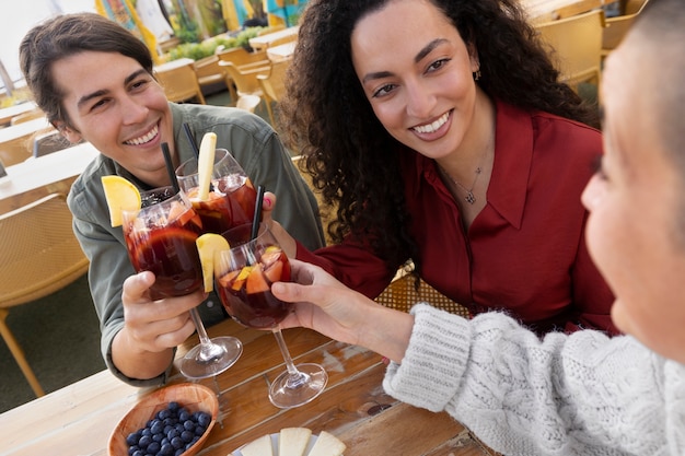 Femmes heureuses avec un angle élevé de sangria