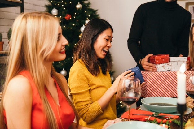 Femmes heureuses au dîner de Noël