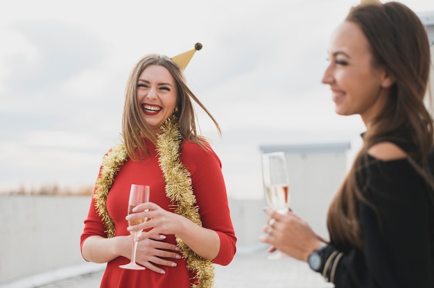 Femmes heureuses faisant la fête lors d'un anniversaire