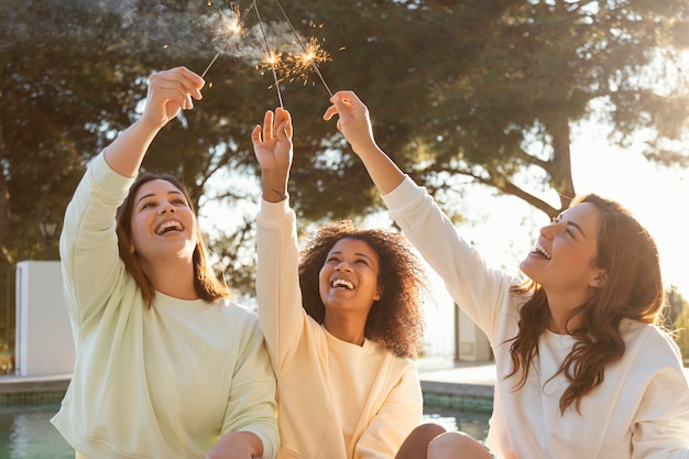 Femmes heureuses avec feux d'artifice