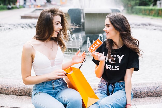 Des femmes heureuses parlent de nouveaux vêtements