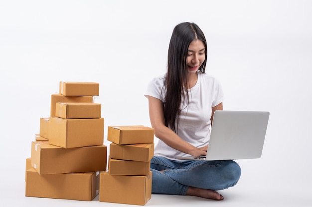 Des femmes heureuses qui commandent des produits à des clients et à des propriétaires d’entreprise qui travaillent à la maison sur un fond blanc