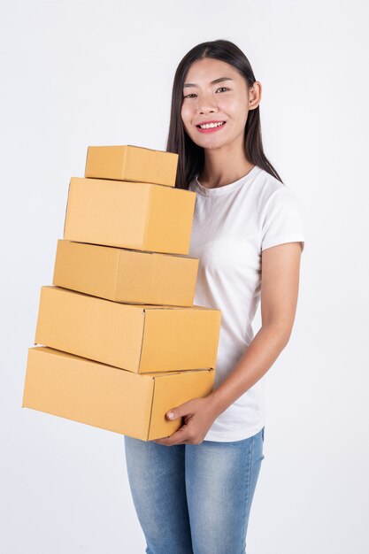 Des femmes heureuses qui commandent des produits à des clients et à des propriétaires d’entreprise qui travaillent à la maison sur un fond blanc