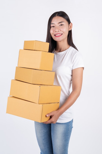 Des femmes heureuses qui commandent des produits à des clients et à des propriétaires d’entreprise qui travaillent à la maison sur un fond blanc