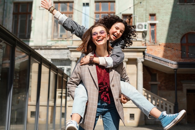 Femmes heureuses s'amusant ensemble