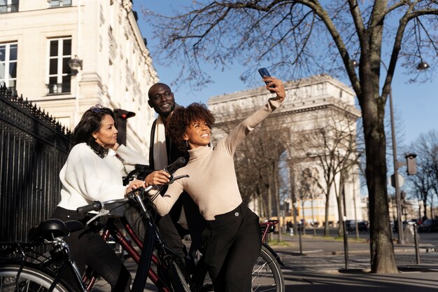 Femmes et hommes prenant selfie à vélo dans la ville de france