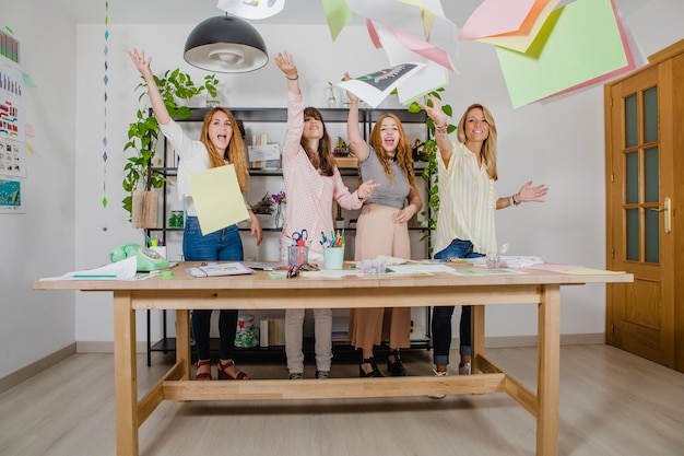 Photo gratuite les femmes jettent des papiers au bureau